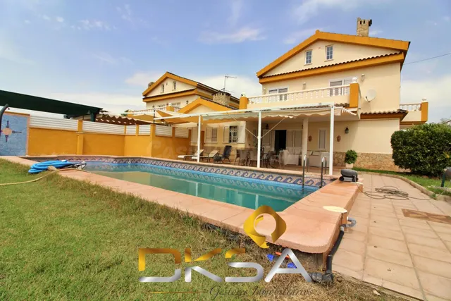 2 chalets unidos e independientes en venta a un paso de la p