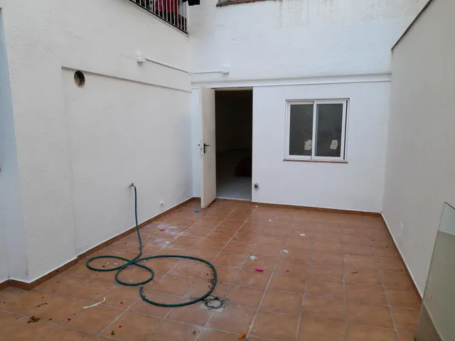 Gran local comercial de 275m2 con patio en la Eixample — 11