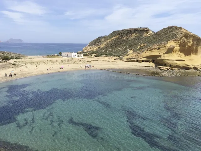 Amplio apartamento de 3 dormitorios a 600 metros de la playa y servicios — 32