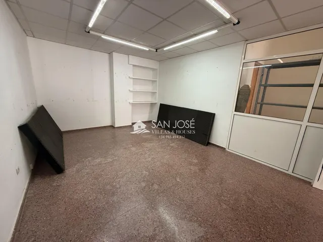 Se alquila local comercial con zona de aparcamiento cercana — 6