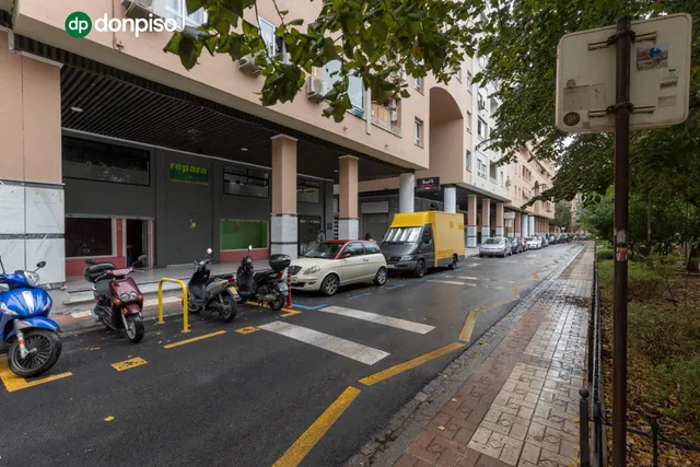 Local comercial en venta en calle agustina de aragón — 18