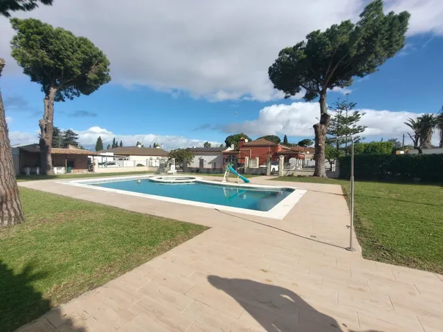SE VENDE CHALET ADOSADO EN CHICLANA, ZONA PINAR DE LOS FRANC - foto 3