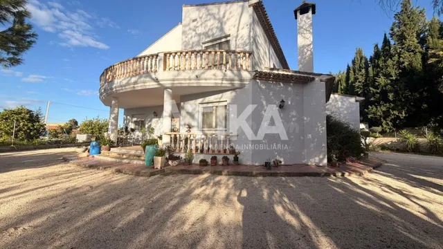 AMPLIO CHALET CON GRAN PARCELA, JARDIN Y ESPACIOS EXTERIORES - foto 2