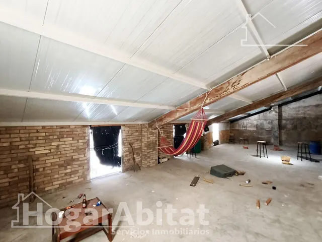 ¡PERFECTO PARA INVERTIR! CASA LUMINOSA Y ESQUINERA, CON LOCAL COMERCIAL — 28