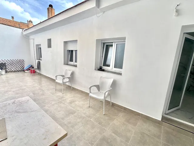 Amplia vivienda en planta baja con patio y terraza privada e - foto 2