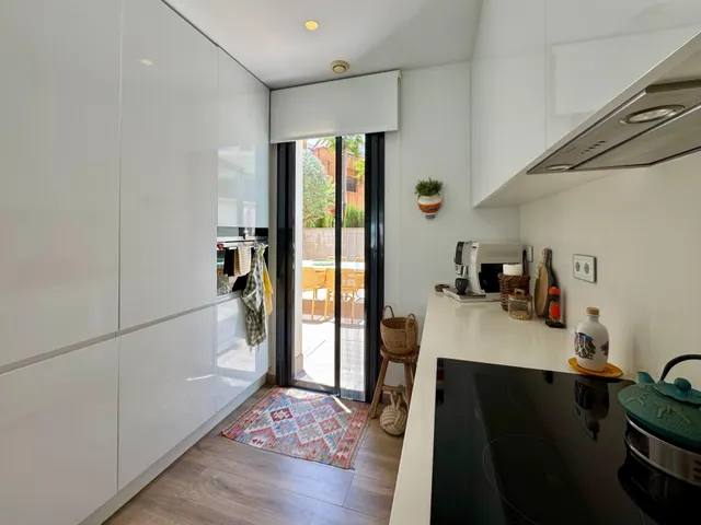 elegante villa con vistas parciales al mar. — 36