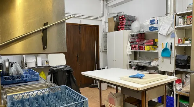 Venta de restaurante y fábrica de embutidos — 33