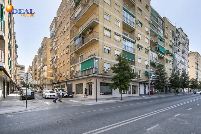 Piso en Calle Arabial con Vistas Despejadas al Parque García Lorca — 25