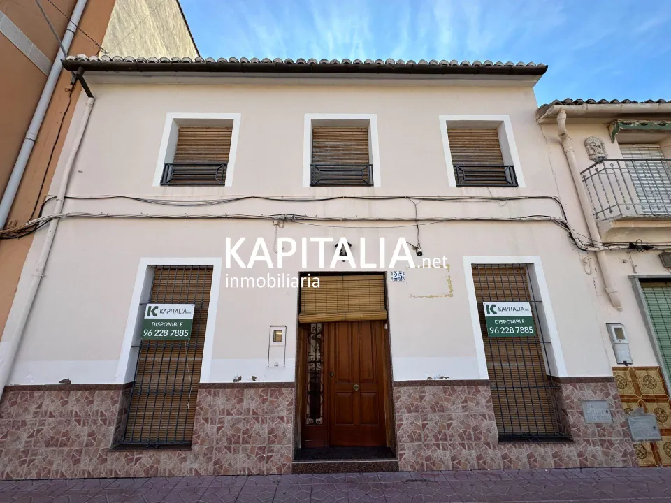 Casa en EXCLUSIVA en VENTA en el centro de Rotglà i Corberà con patio interior y 5 habitaciones