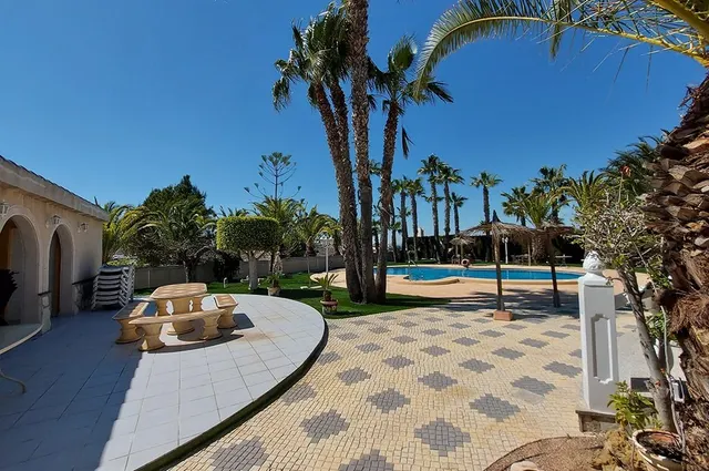 Estupenda villa con vistas al campo de golf y al mar. — 8