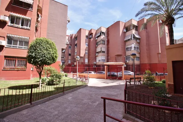 Amplia vivienda esquina con urbanización cerrada. - foto 2