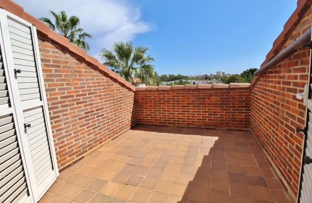 Exclusivo adosado en vistahermosa, Alicante — 439 m2 y dos grandes terrazas — 31