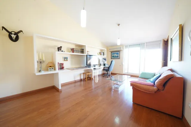 Chalet adosado con buhardilla en ciudad jardín de Alicante: garaje para 4 vehículos, terraza de 30m2 y piscina — 50