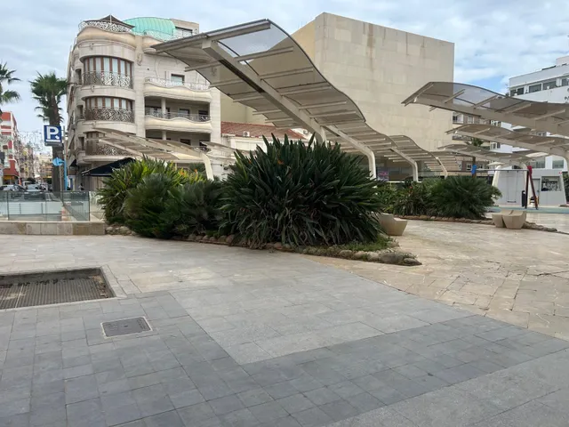 LOCAL COMERCIAL PLAZA DEL TEATRO A 2 CALLES DEL MAR — 11