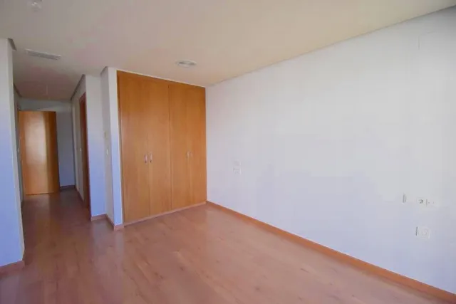 Amplio piso SE VENDE en Torrevieja – 3 habitaciones, terraza y garaje incluido — 25