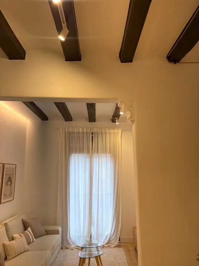 Piso reformado con 2 dormitorios y mobiliario a estrenar en el Raval, Barcelona — 26