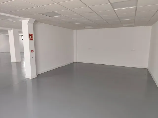 Nave en Poligono de Las Quemadas totalmente reformada y perfectamente instalada para uso mixto de oficinas y almacen — 13