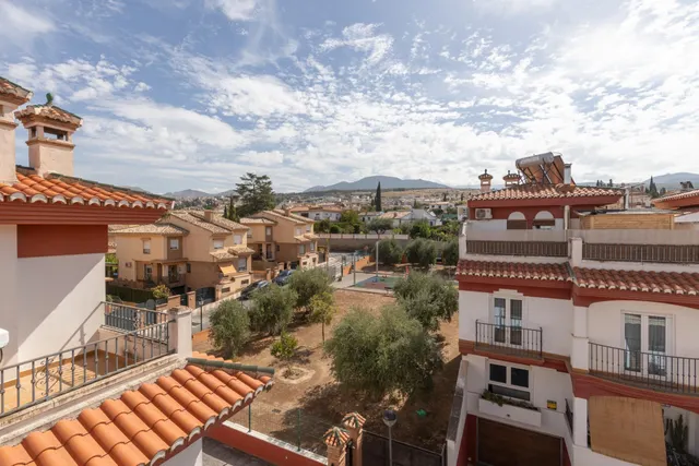 ADOSADA CON 4 DORMITORIOS, AMPLIAS TERRAZAS Y VISTAS A GRANADA Y SIERRA NEVADA — 42