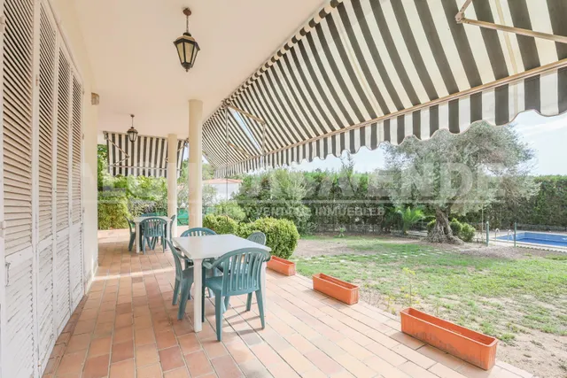 Exclusiva villa de lujo en Simón Verde: 1.150 m2 de parcela privada, gran piscina y bodega, a un paso de Sevilla. — 11