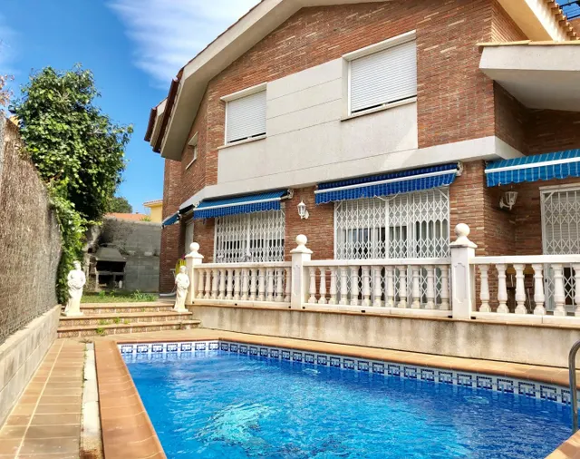 GRAN CASA EN VENTA EN URB. CAN CASAS - foto 2