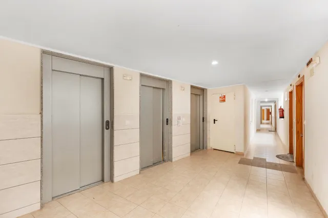 Apartamento de 2 dormitorios con piscina, garaje y trastero cerca del centro de Torrevieja — 24