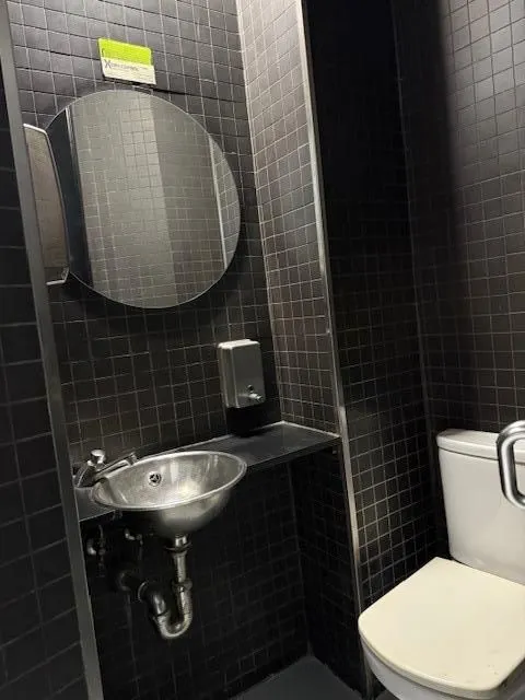 SE VENDE LOCAL TOTALMENTE INSTALADO PARA BAR — 17