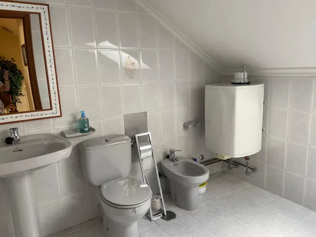 SE VENDE DÚPLEX AMUEBLADO. COCINA, SALÓN, 3 HAB., 2 BAÑOS, TRASTERO Y PLAZA DE GARAJE. — 14