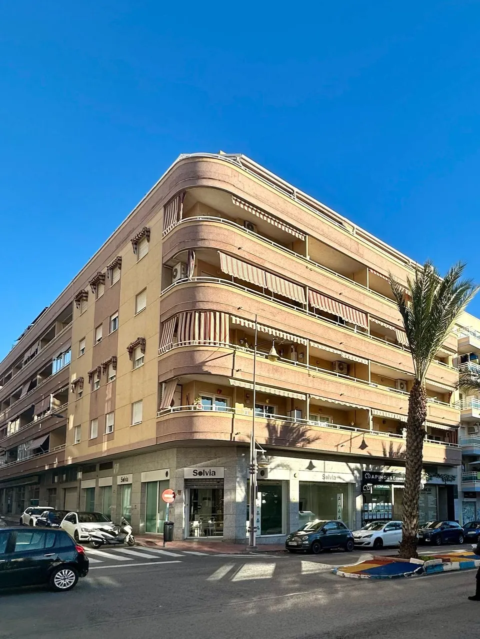 Se vende piso con garaje cerrado y terraza de 10 m2 en Torrevieja