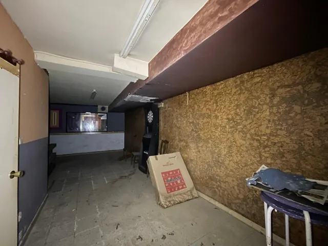 SE VENDE LOCAL EN ZONA ALTA — 16