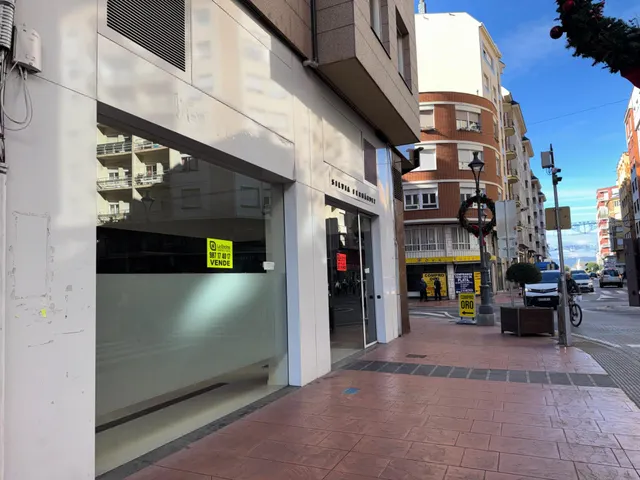 VENTA: Amplio Local Comercial en el Corazón de Ponferrada — 2