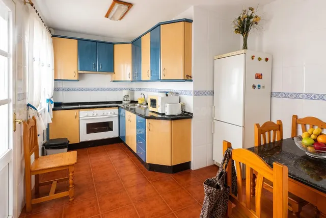 AMPLIO PISO EN VENTA EN CALLE MOLINO DE VIENTO, FUENGIROLA — 4