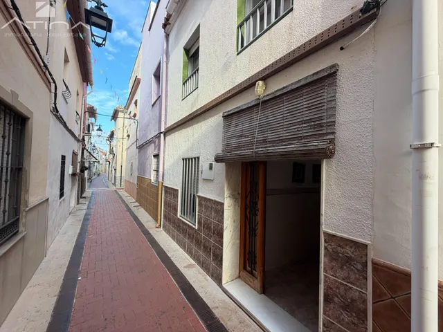 Casa de pueblo en Beniarjó con 3 dormitorios, terraza y mucho encanto. — 16