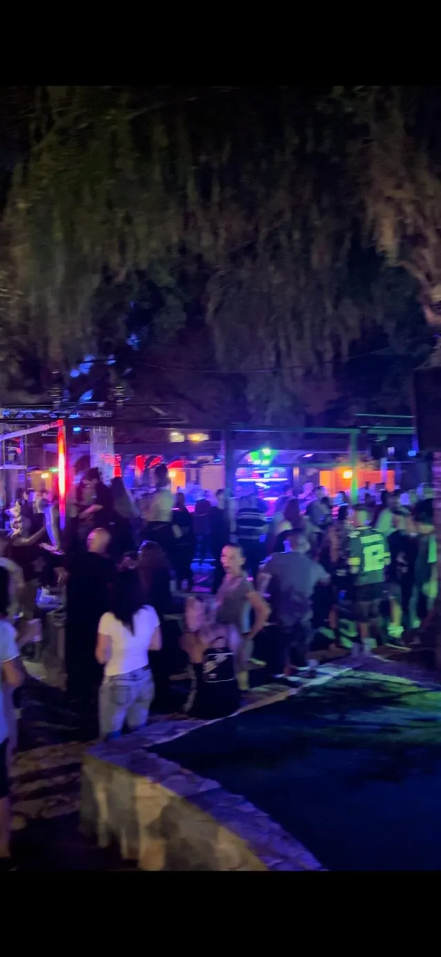 Esta es tu oportunidad de tener la mejor discoteca de la Vega Baja (Cox-Albatera) . Discoteca con Piscina , Jardines  , Cabañas Vip , Sala interior . Con un total de  3000 m2  totalmente montados , c — 14