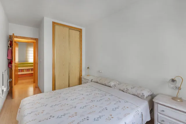 Apartamento de 2 dormitorios con piscina, garaje y trastero cerca del centro de Torrevieja — 16