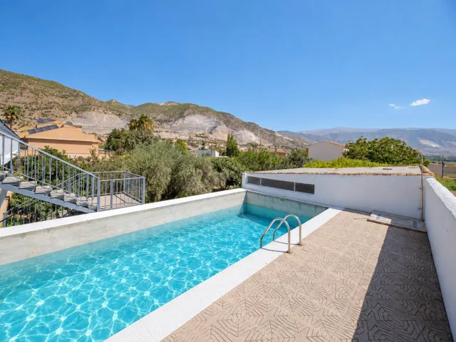 GRAN PARCELA CON VIVIENDA UNIFAMILIAR, 3 APARTAMENTOS, PISCINA Y VISTAS PANORÁMICAS EN PADUL (GRANADA) — 1.430 m2 DE TERRENO — 20
