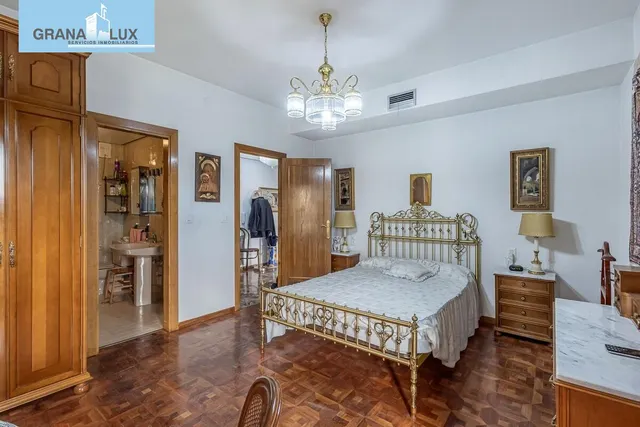 Pisazo en paseo del salón - Granada — 17