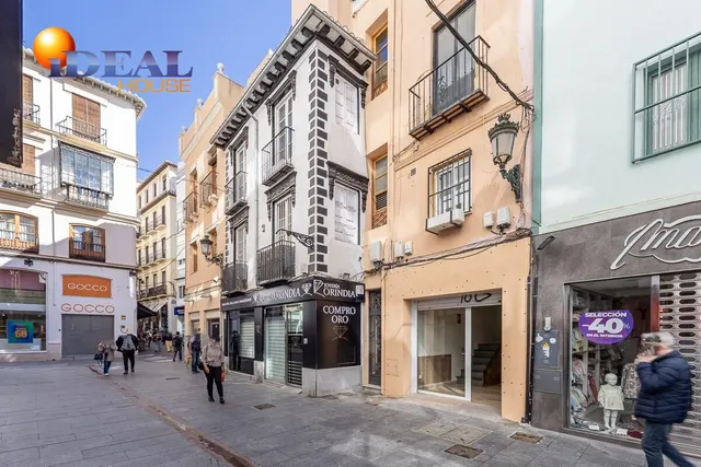 Edificio junto a Plaza Bib-rambla. — 27