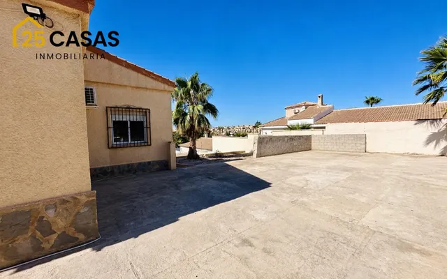 Chalet independiente con piscina y gran parcela en La Marina — 28