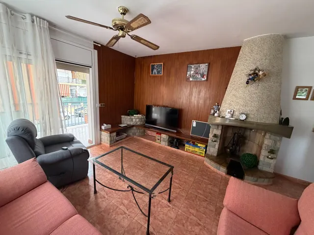VIVIENDA ADOSADA DE 3 PLANTAS CON GARAJE , 4 habitaciones , AMPLIAS TERRAZAS EN SEGUR DE CALAFELL. — 7
