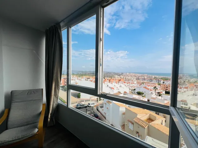 Estudio luminoso con vistas al mar y piscina comunitaria - foto 3