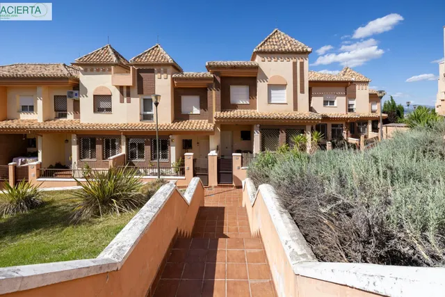 Ponemos a la venta esta preciosa casa en Urbanizacion cerrad - foto 2