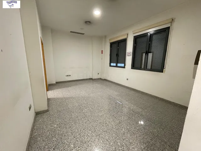 Amplia Oficina en Alquiler - Ideal para Profesionales en el  - foto 2