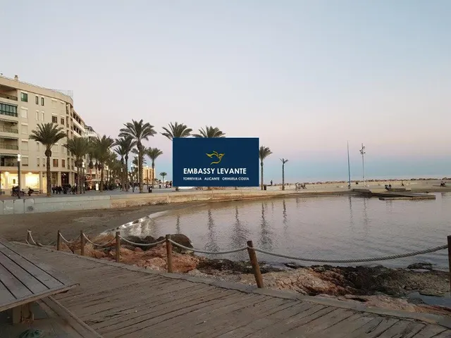 VENTA de DOS LOCALES en ZONA PREMIUM de OCIO  + vivienda de tres dormitorios  ZONA CENTRO PASEO MARITIMO — 50