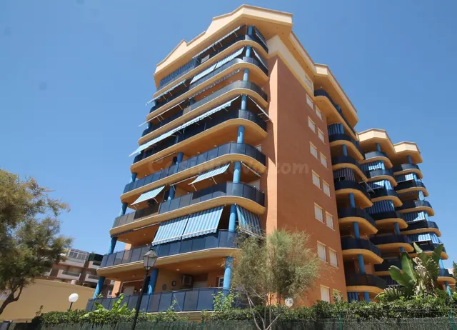 Piso de dos dormitorios, terraza, garaje y piscina en Fuengi