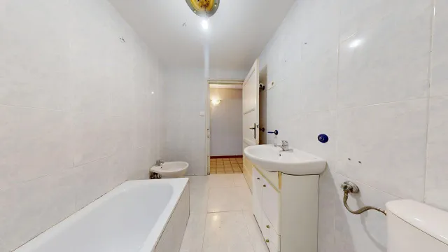 Piso de 89 m2 útiles con AMPLIA TERRAZA DE 40m2!!! Distribuido en cinco dormitorios, salón, cocina con despensa y terraza interior a patio de luces y un baño. — 17