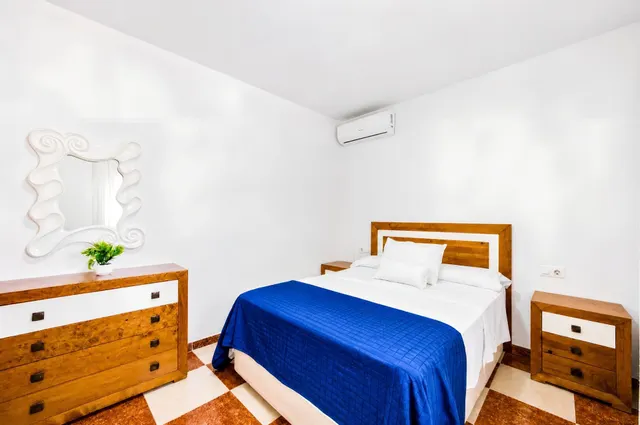 Chalet con amplia parcela en El Sotillo — 28