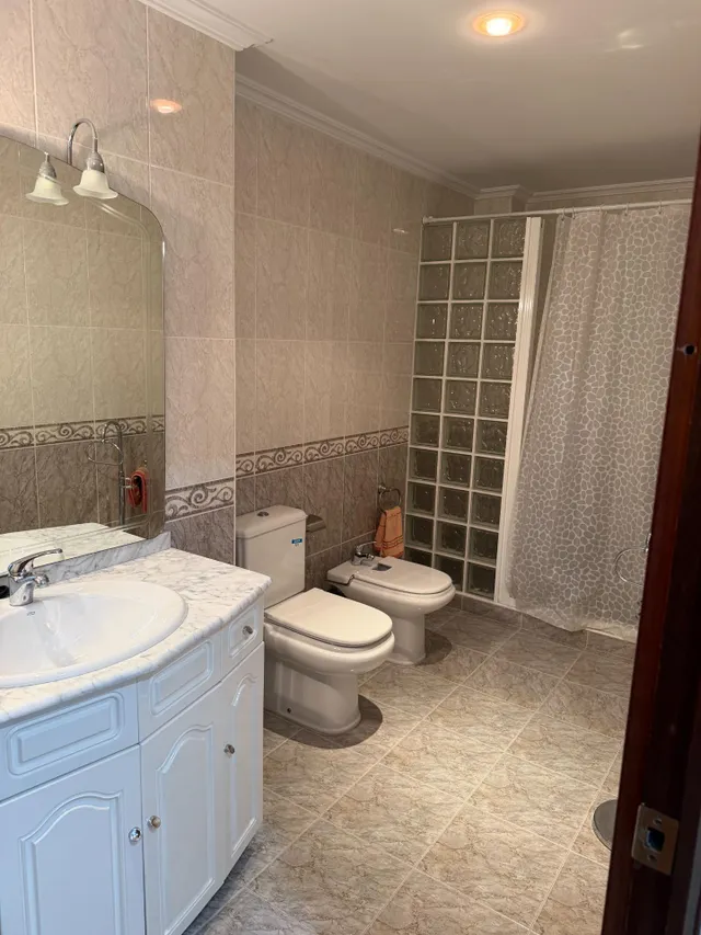 Piso con ascensor, 4 dormitorios, 2 baños, cocina 19 m2 con patio pisable, salon comedor, tres piezas a la calle. — 28