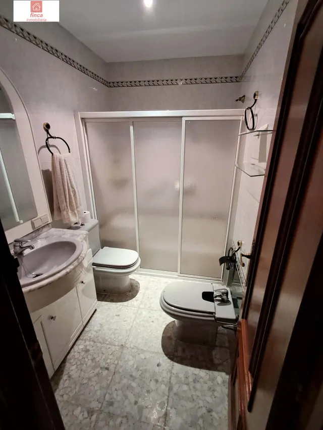 Se vende vivienda doble en Montijo, zona centro, plaza santa clara, a tres calles, con garaje y piscina — 13