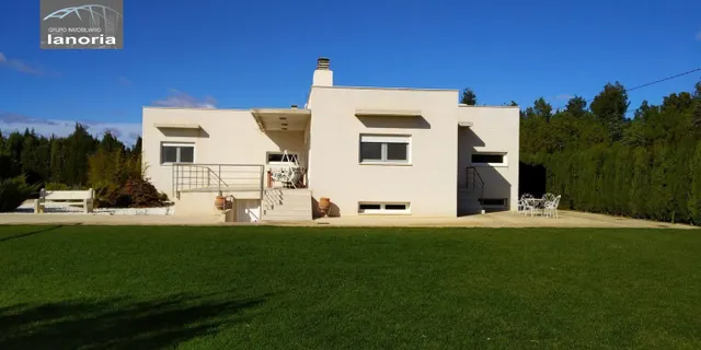 Grupo la Noria Vende Chalet Urbano de 370m2 a pocos km de Albacete. — 2