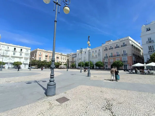 AMPLIO PISO ZONA CENTRO CÁDIZ — 30